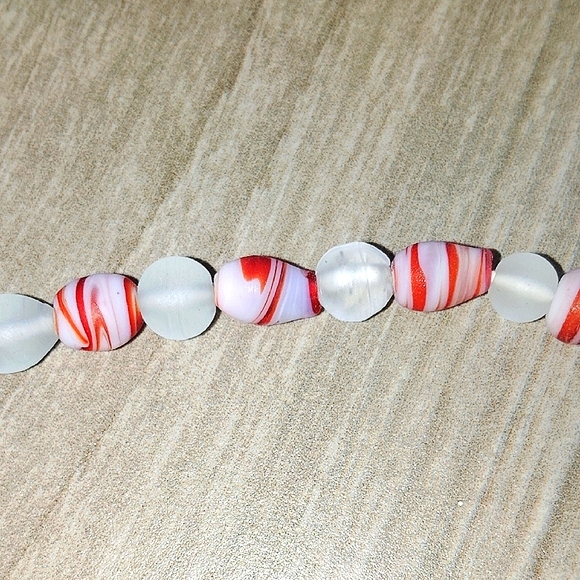 Festive Red and White Beads with Intricate Detailing - Picture 4 of 5